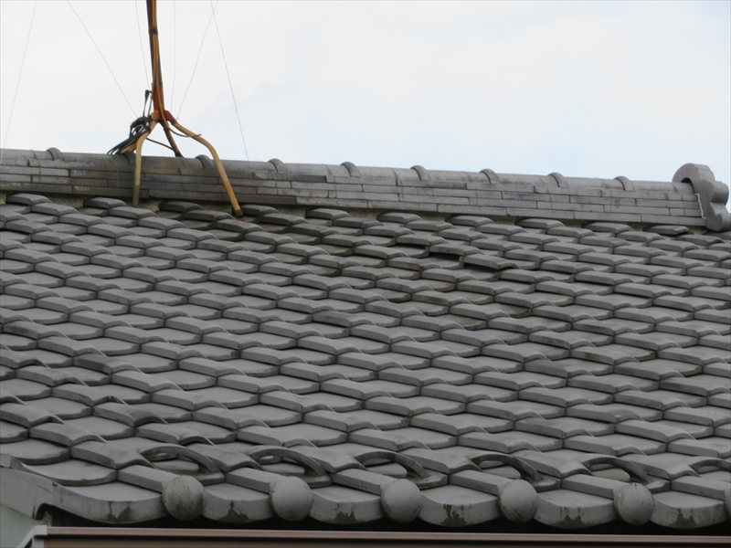 屋根は日本瓦なので、塗装は色を変える程度の影響しかありませんので、今回は屋根の塗装はしません。